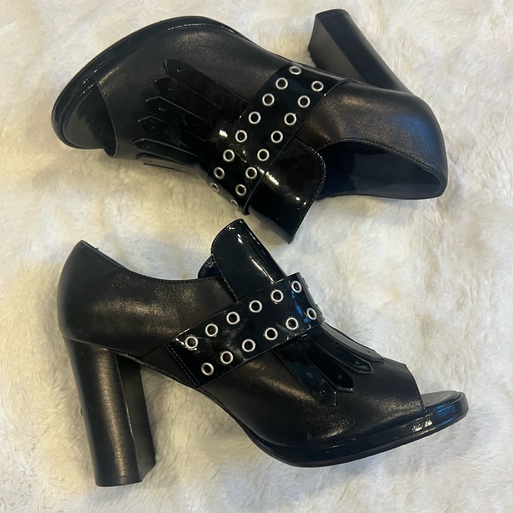 NWOT Black kilted Italian made leather heels